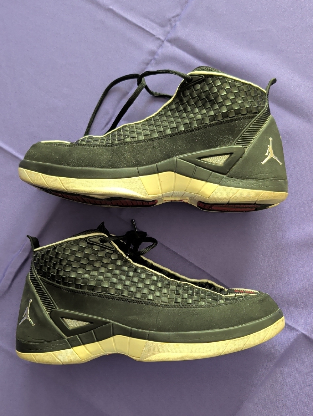 Nike Air Jordan 15 Retro SE in a "Black Metallic Silver" colorway Size 9